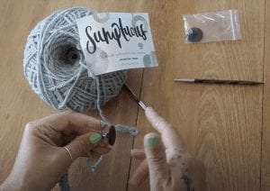 How to knit, how to use needle stoppers